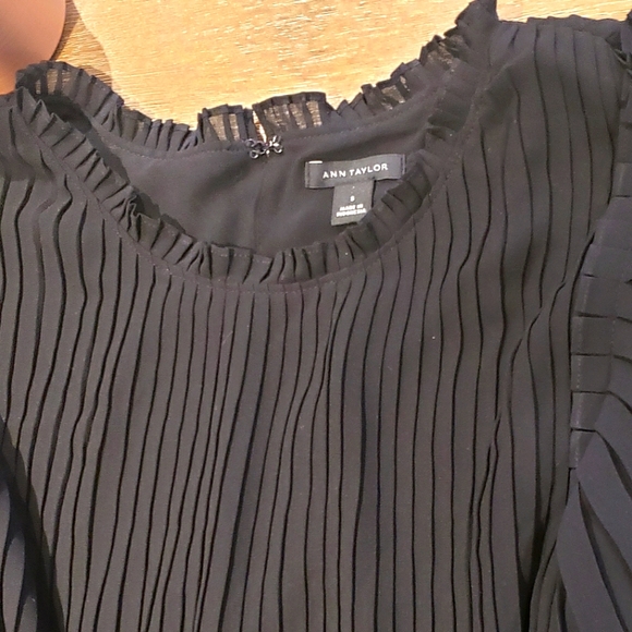 💖💖 Ann Taylor Flowy Blouse Pintuck With Pleated Cap Sleeves Size Small - Picture 4 of 5